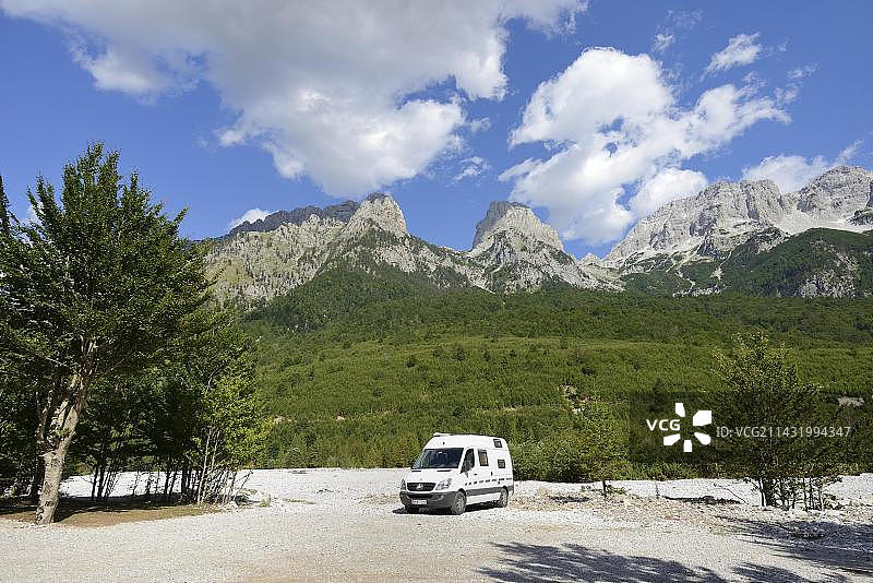 在阿尔巴尼亚瓦尔博纳河干涸河床上露营的巴士图片素材