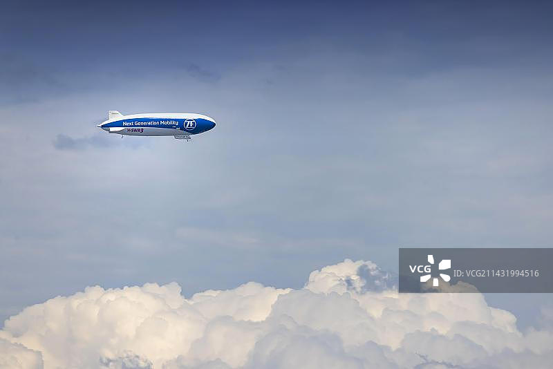 齐柏林飞艇飞过康斯坦茨湖，腓特烈港，巴登-符腾堡州，德国，欧洲图片素材