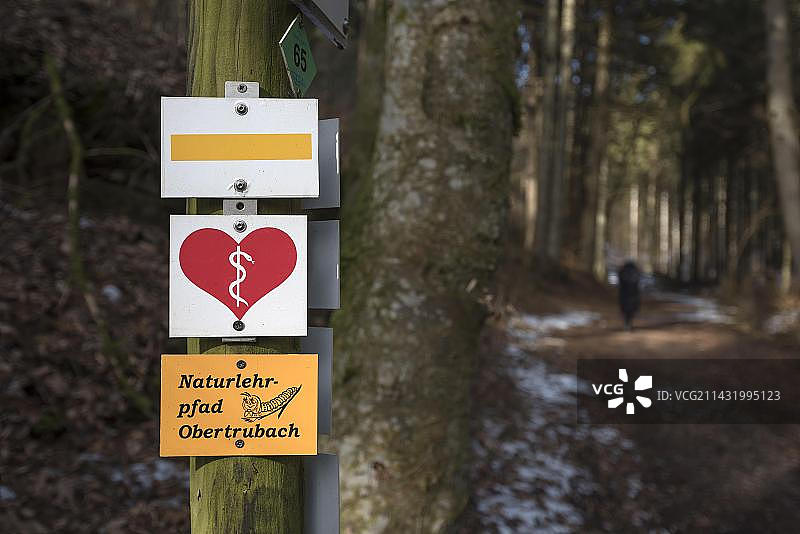 德国巴伐利亚州Obertrubach的心形小路标志图片素材