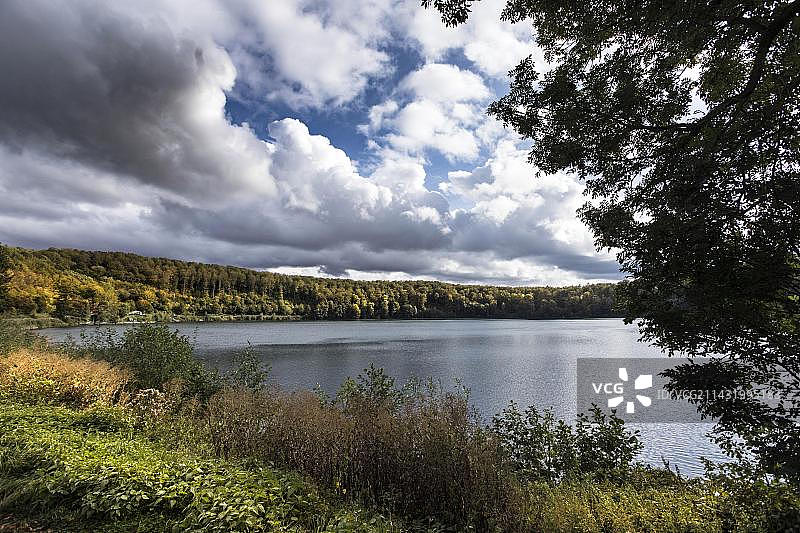 德国莱茵兰-普法尔茨吉伦费尔德火山埃菲尔地区的普尔弗火山湖自然保护区图片素材