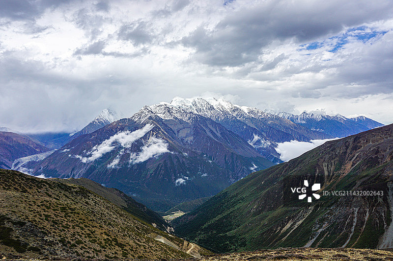 雪山，峡谷，人家图片素材