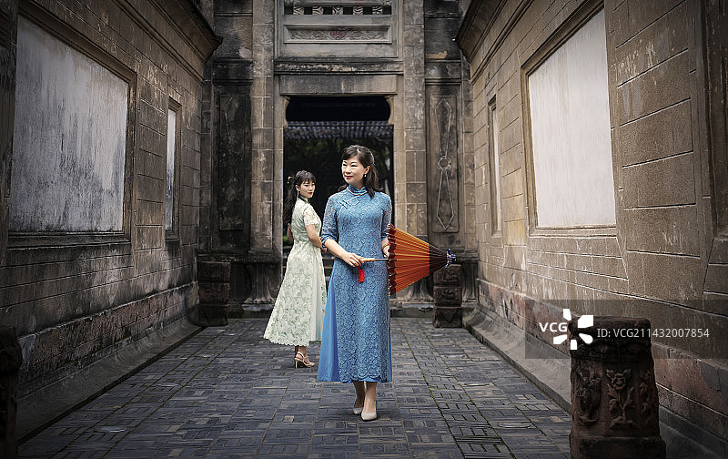 两位穿着旗袍的女人在古镇图片素材