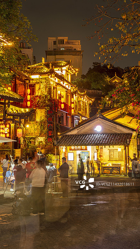 深圳甘坑古镇夜晚灯光游客慢门摄影图片素材