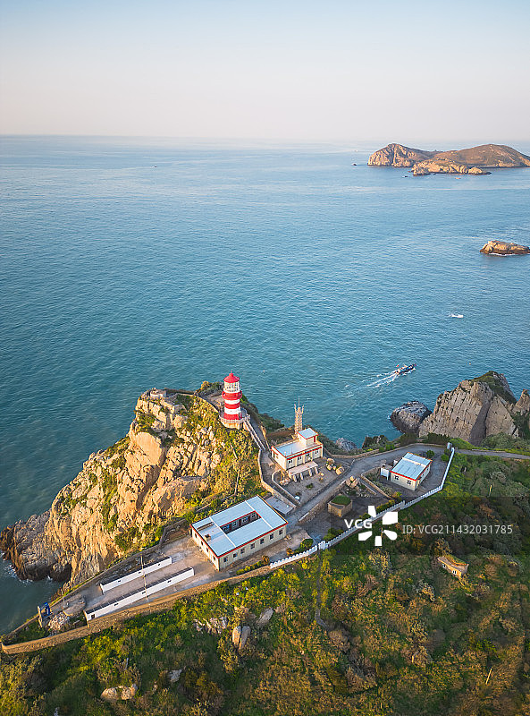 航拍视角下的海边灯塔图片素材