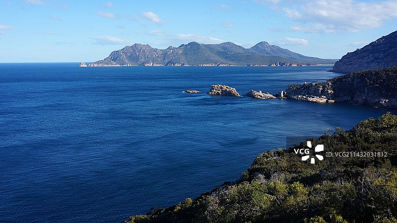 在悬崖上俯瞰大海图片素材