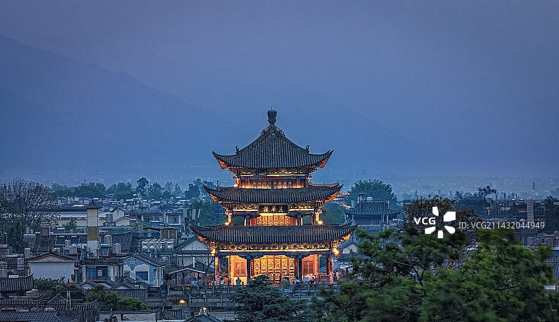 大理五华楼的蓝调时刻图片素材