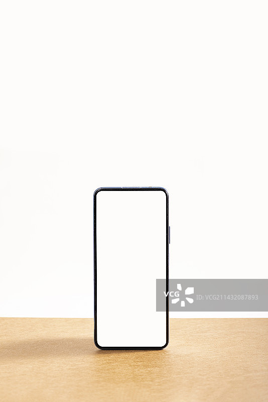 桌面上的白屏手机创意海报图片素材