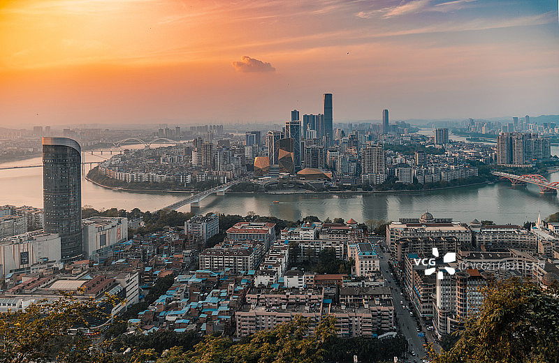 柳州马鞍山公园鸟瞰柳州城市日落风景图片素材