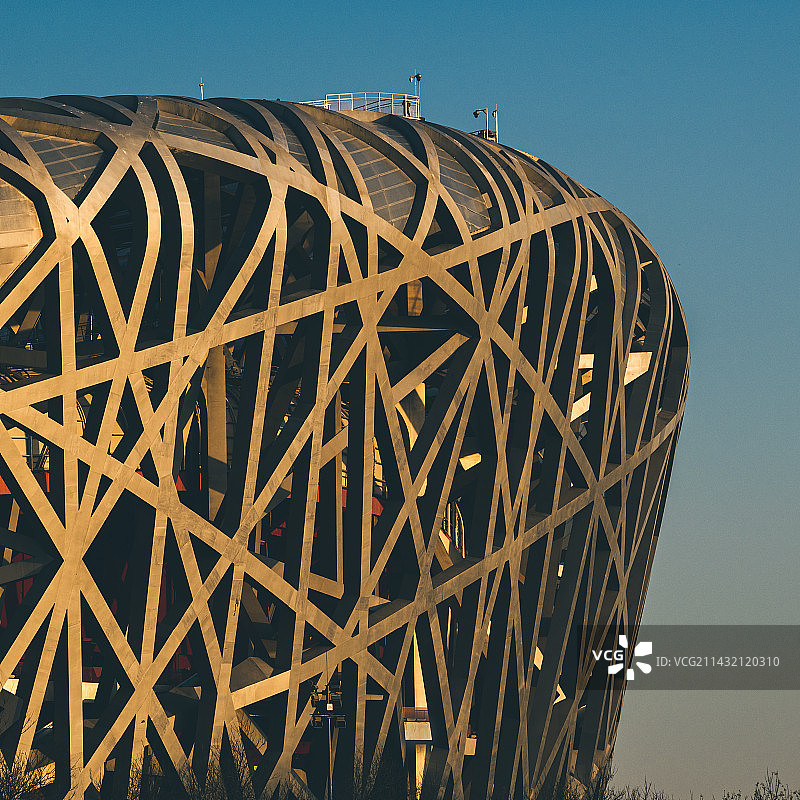 落日余晖下的鸟巢图片素材