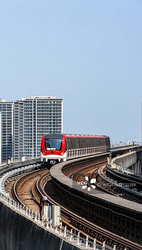 中国城市轨道交通轻轨列车.江苏无锡城市轨道交通高架轻轨站行驶的地铁列车图片素材