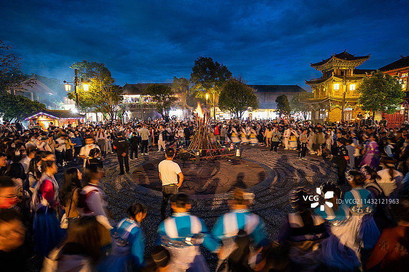 云南丽江古城篝火晚会图片素材