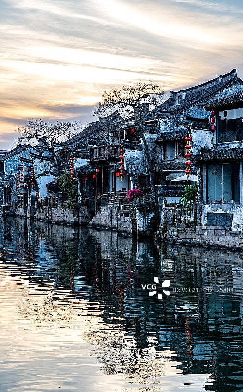 日出时分朝霞中的浙江嘉兴嘉善西塘古镇景区江南水乡民居建筑倒影景观图片素材