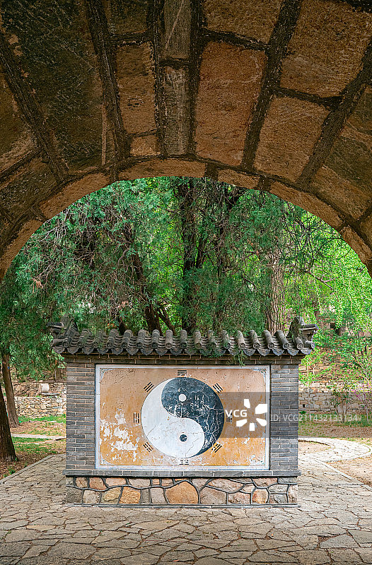中国山东省泰安市泰山旅游风景区著名景点，三阳观道观的阴阳乾坤八卦图案照壁，户外白昼无人图像摄影图片素材