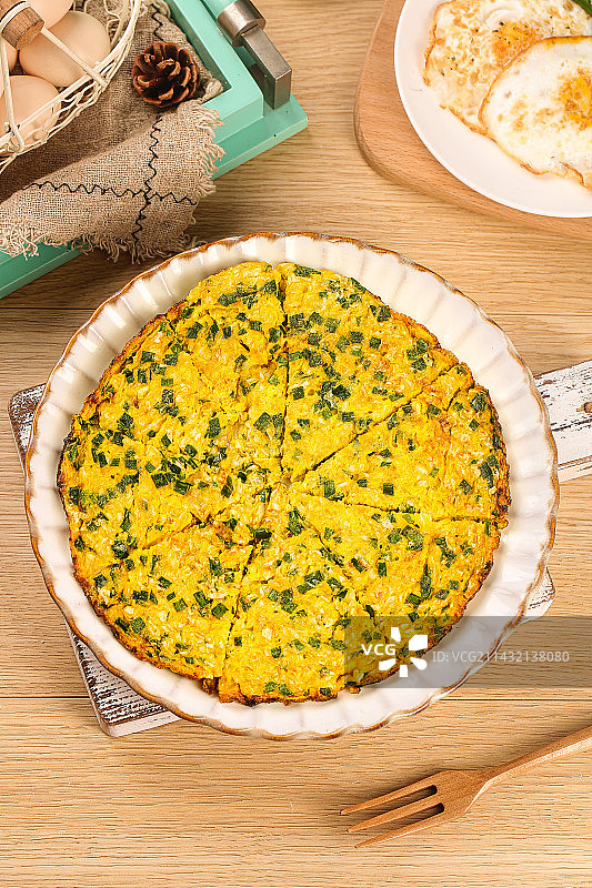 盘子里的葱煎蛋图片素材