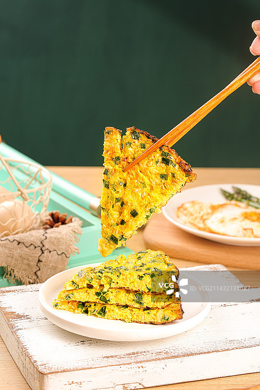 盘子里的葱煎蛋图片素材