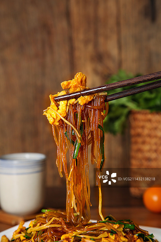 盘子里的炒合菜图片素材