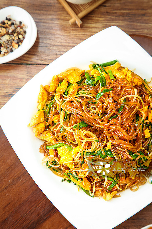 盘子里的炒合菜图片素材