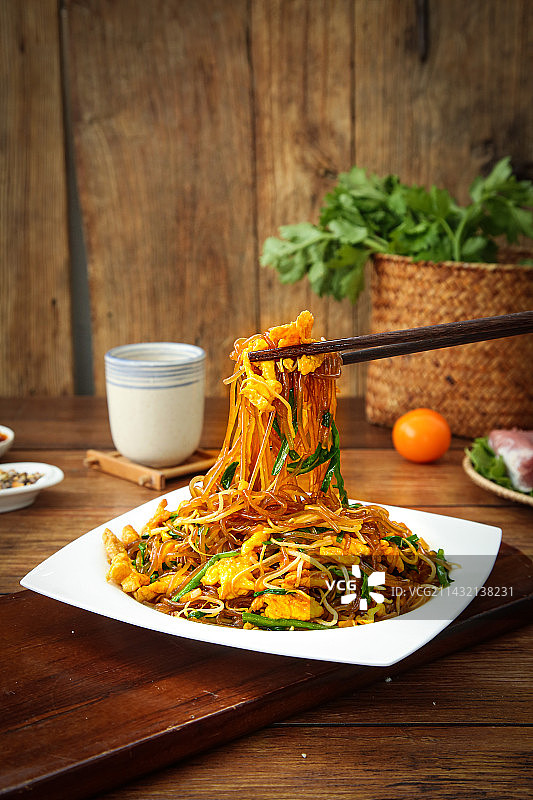 盘子里的炒合菜图片素材