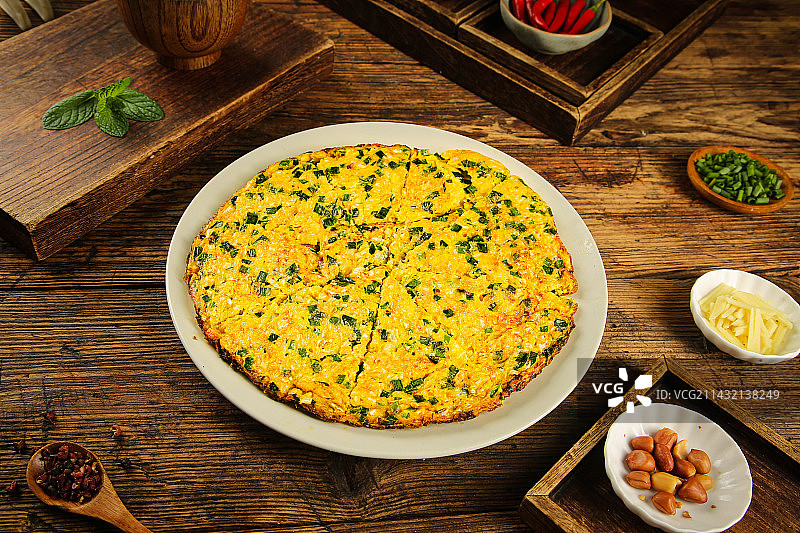 木底上的葱煎蛋图片素材