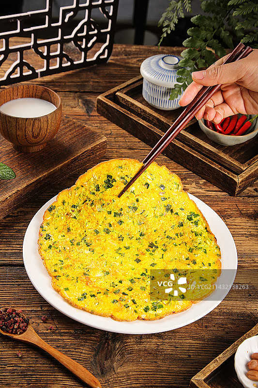 木底上的葱煎蛋图片素材