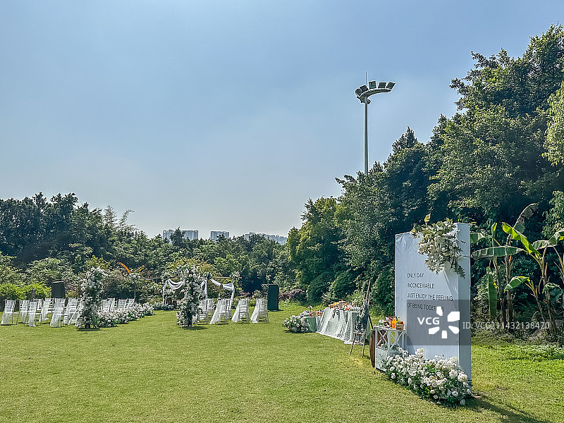 清新唯美户外草坪婚礼场景白色绿色图片素材