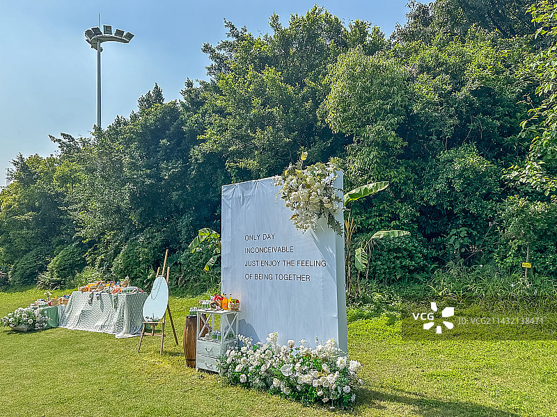 清新唯美户外草坪婚礼场景白色绿色图片素材