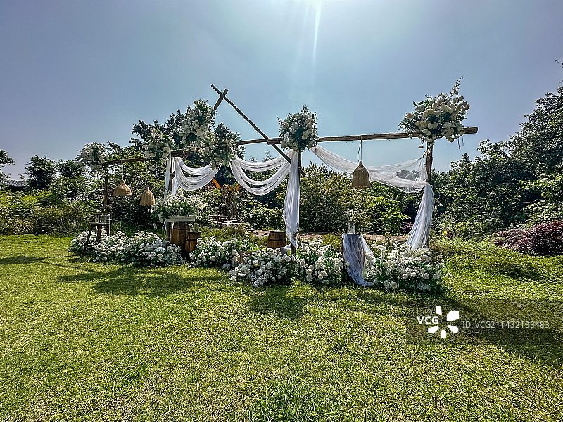 清新唯美户外草坪婚礼场景白色绿色图片素材