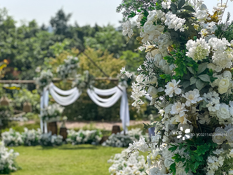 清新唯美户外草坪婚礼场景白色绿色图片素材