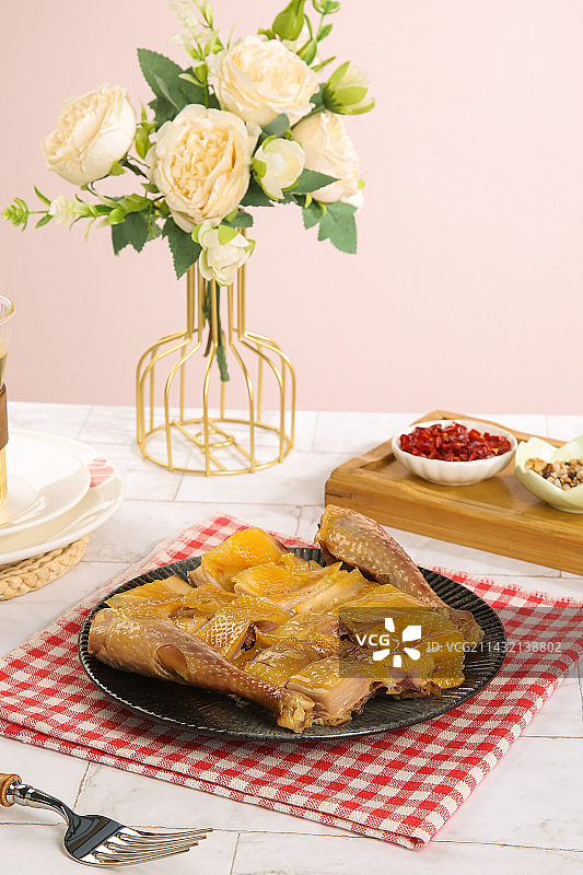 浅底上的风干鸡图片素材