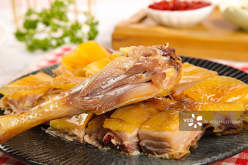 浅底上的风干鸡图片素材