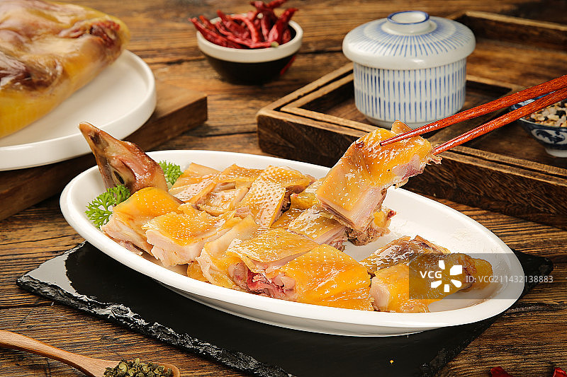 深底上的风干鸡图片素材
