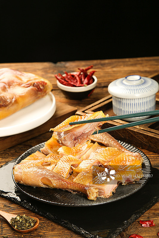 深底上的风干鸡图片素材