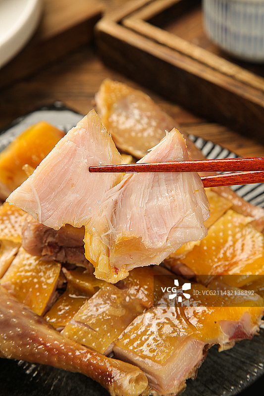 深底上的风干鸡图片素材