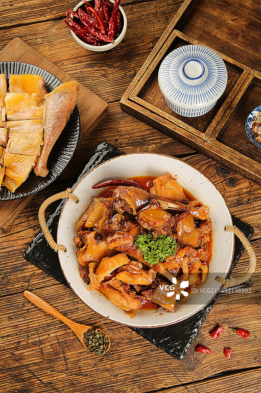 深底上的风干鸡图片素材