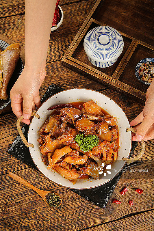 深底上的风干鸡图片素材