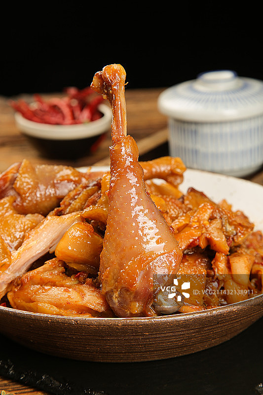 深底上的风干鸡图片素材