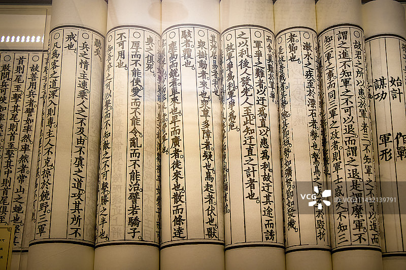 北京大学王选纪念陈列室：喷墨印刷《孙子兵法》龙鳞装手卷图片素材