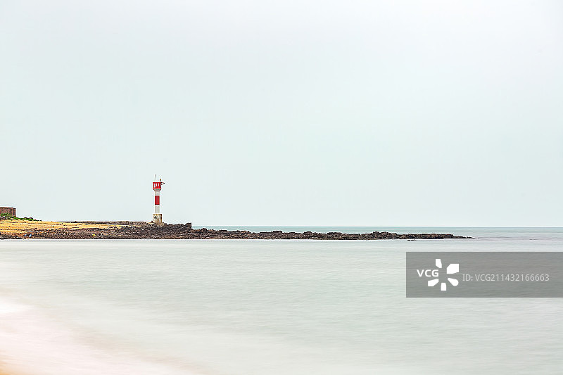 广西壮族自治区防城港白沙湾海面上的灯塔图片素材