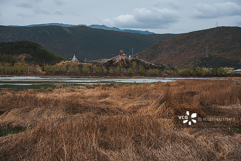 松赞林寺外部湿地风光图片素材