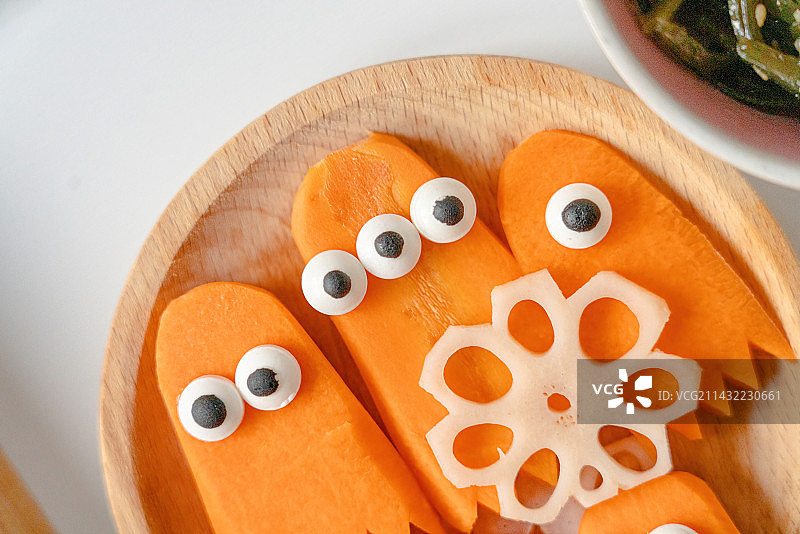 火锅食材胡萝卜小怪兽脸谱造型图片素材