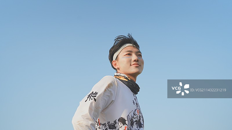 蓝天下意气风发的运动少年图片素材