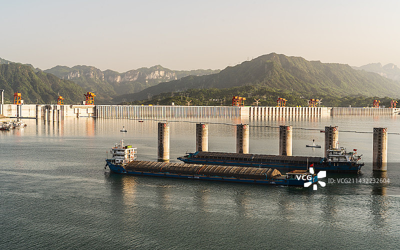 三峡大坝上游等待过五级船闸的货船图片素材