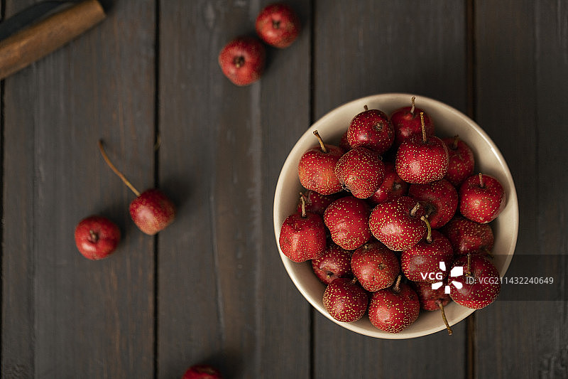 水果山楂暗色木桌背景图片素材
