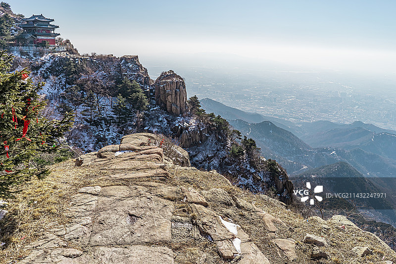 中国非都市风光拍摄主题，山东泰安国内著名景点泰山风景区，玉皇顶弘德楼古代建筑，户外白昼无人图像摄影图片素材