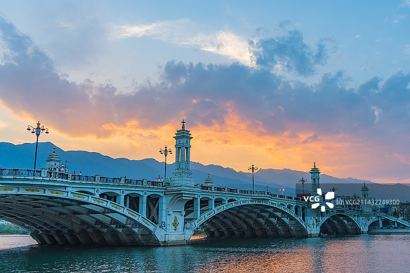 大理兴盛大桥下和晚霞图片素材
