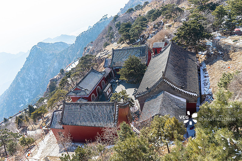 中国拍摄主题，山东泰安著名景点泰山风景区，高视角俯拍碧霞祠寺庙宫殿脊，户外白昼无人图像摄影图片素材