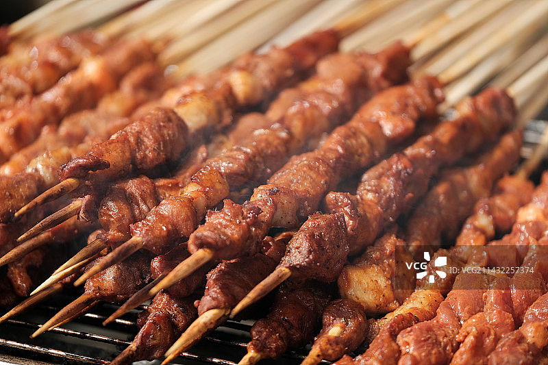 正在烤炉上烤制的羊肉串特写图片素材