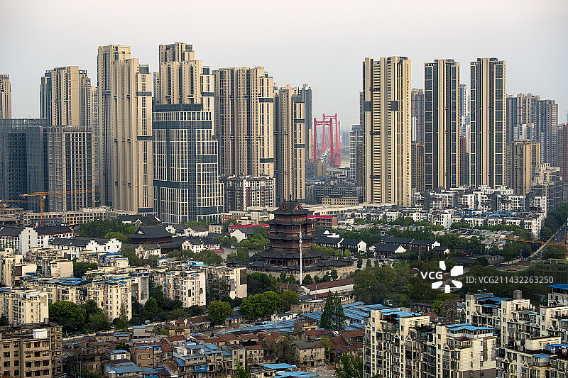 武汉归元寺与鹦鹉洲长江大桥同框图片素材