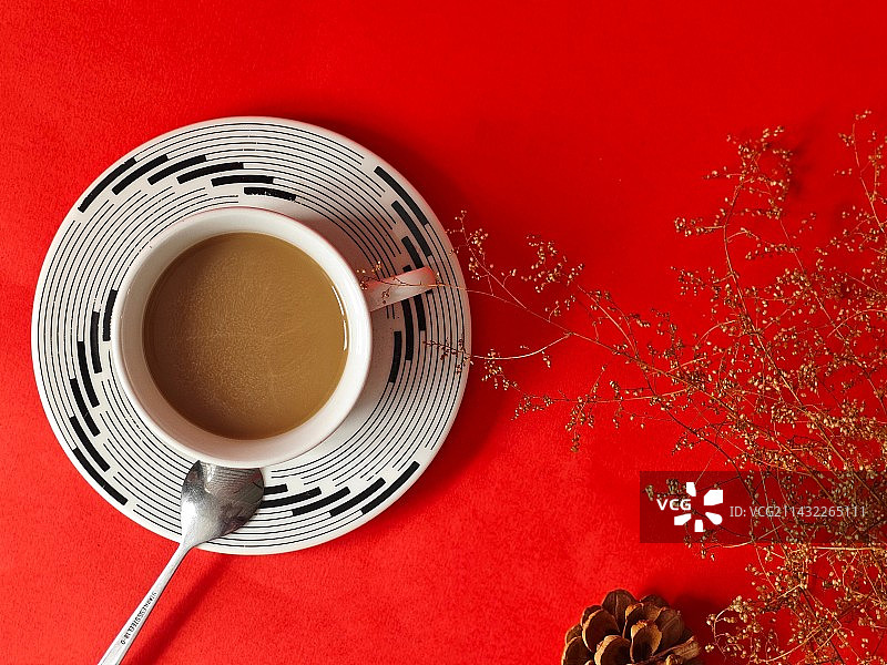 正上方红色背景的咖啡杯镜头图片素材