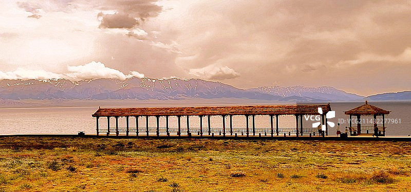 赛里木湖的游廊图片素材